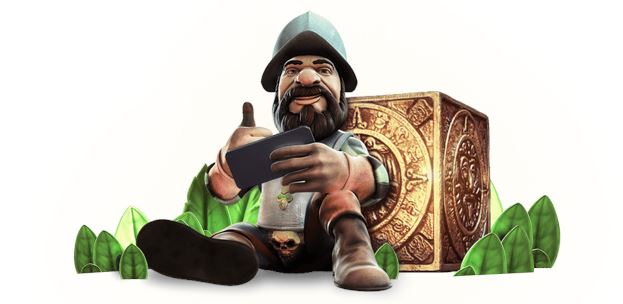karaktären Gonzo sitter mot en låda med mobil i handen